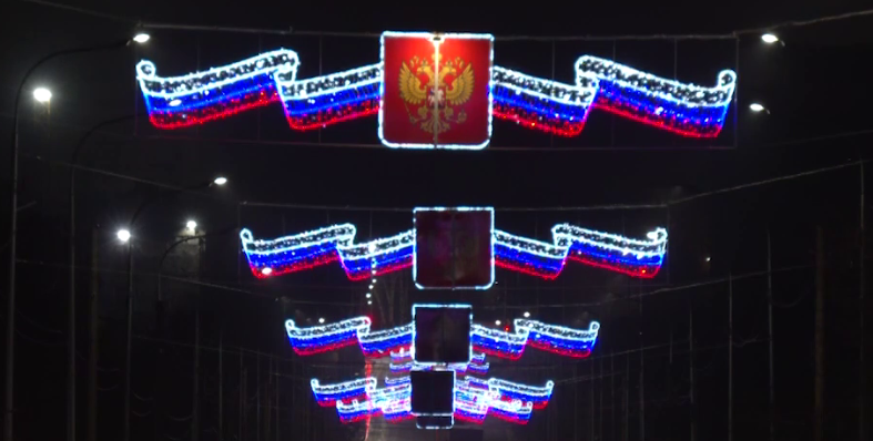 В оккупированном Мариуполе развесили новогодние элементы с российским триколором