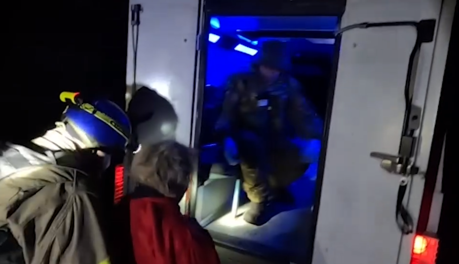 Обстріл Торецька: рятувальники транспортували поранену жінку до лікарні