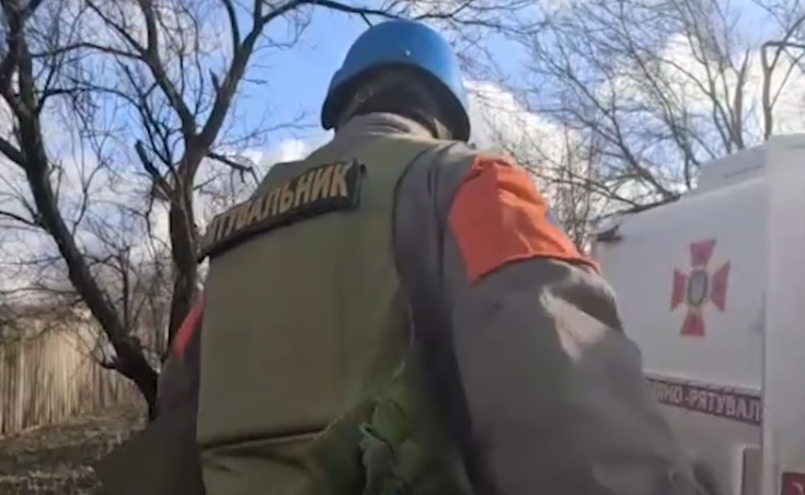 В Донецкой области спасатели раненого жителя Северного доставили в больницу: видео