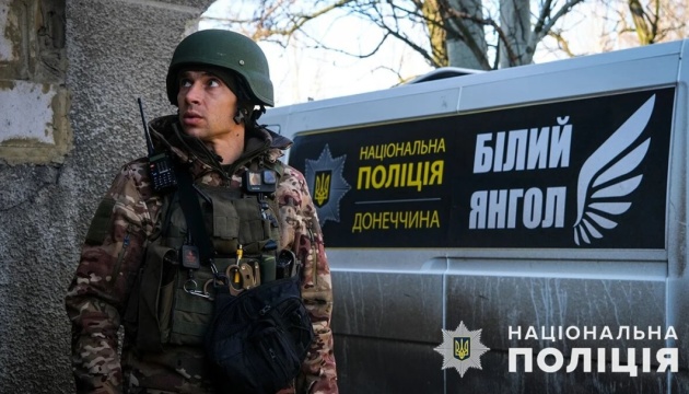 "Белые ангелы" эвакуировали из фронтовой Красногоровки Донецкой области тяжелораненого мужчину