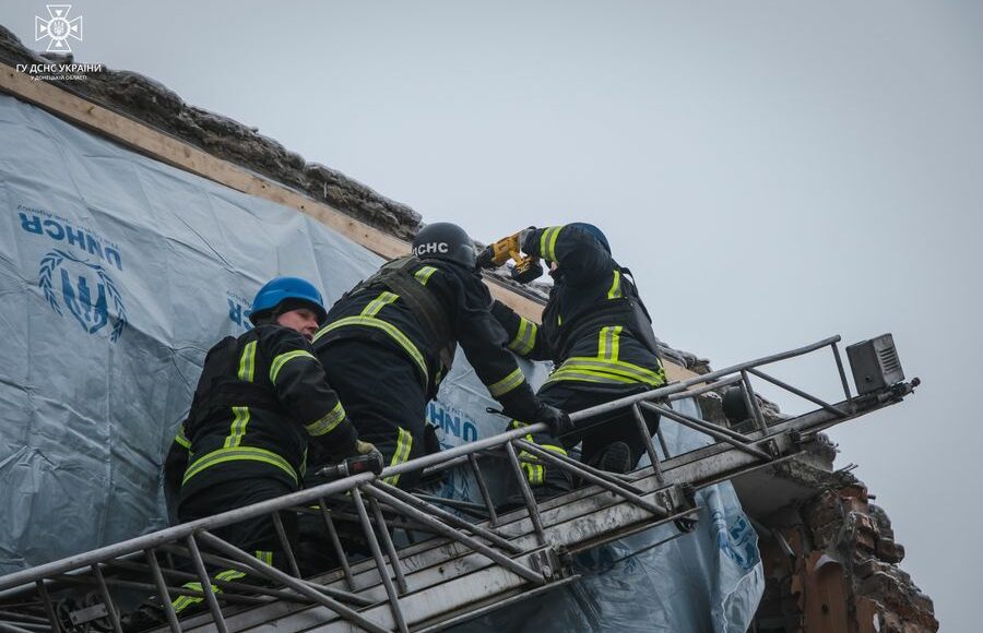 У Селидовому проводять консервування пошкодженої ракетним обстрілом багатоповерхівки