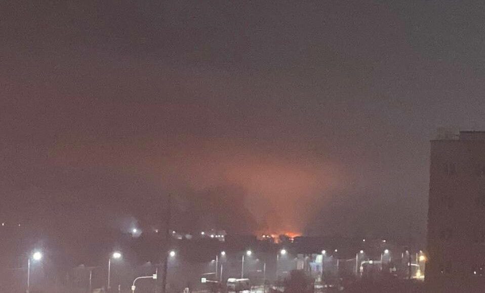 Пізно ввечері в окупованому Маріуполі пролунали вибухи, виникла пожежа в районі базування військ рф