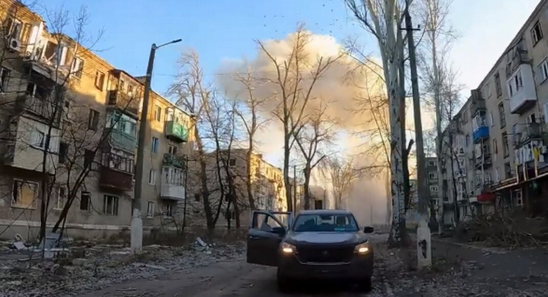 Полицейские эвакуировали из Авдеевки двух тяжелораненых женщин под ударами БПЛА (видео)