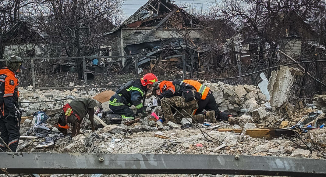 Зеленский рассказал о спасательных работах в Покровске после обстрела рф