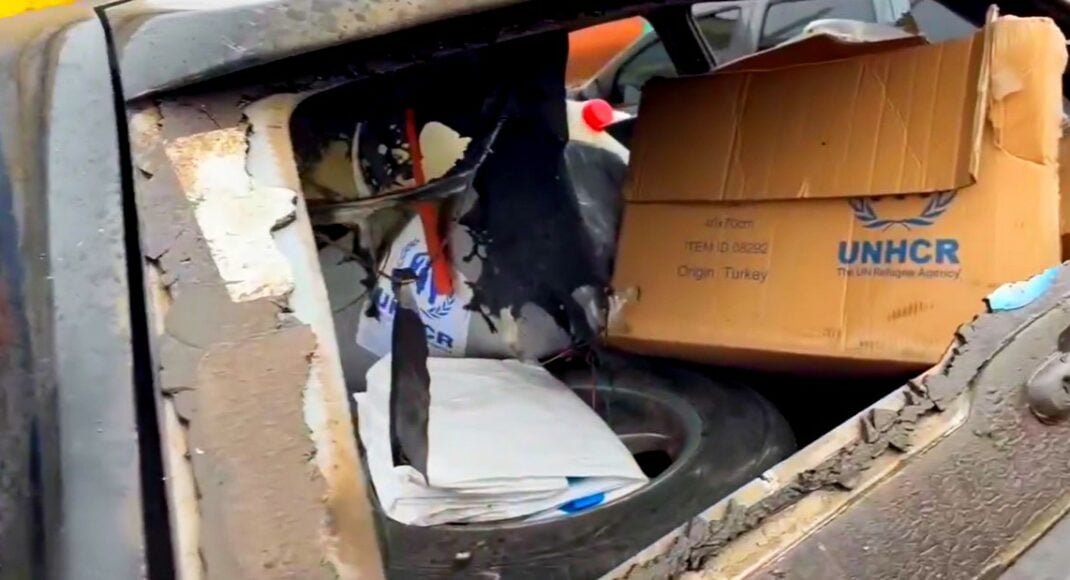 Російський ударний дрон у Часовому Яру атакував автомобіль працівника гуманітарної місії, який перебував з журналістами на Донеччині (відео)