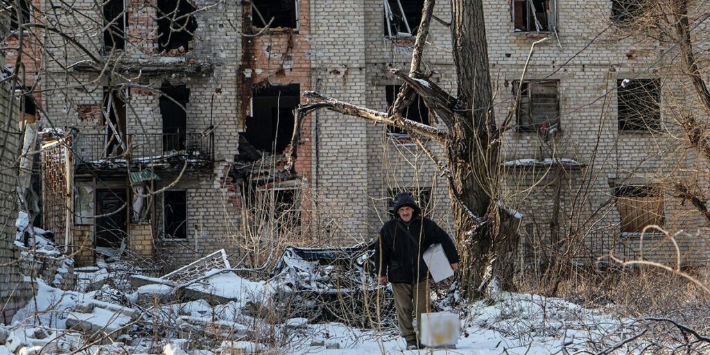 Поліція доставила майже тонну продуктових наборів жителям Красногорівки, які два роки живуть у підвалах через обстріли (відео)