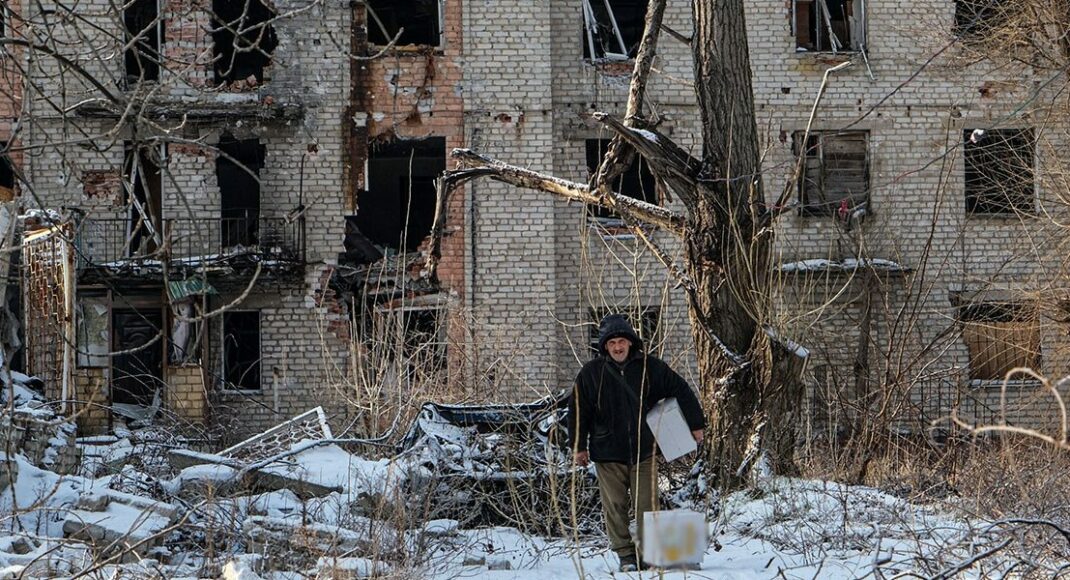 Полиция доставила почти тонну продуктовых наборов жителям Красногоровки, которые два года живут в подвалах из-за обстрелов (репортаж)
