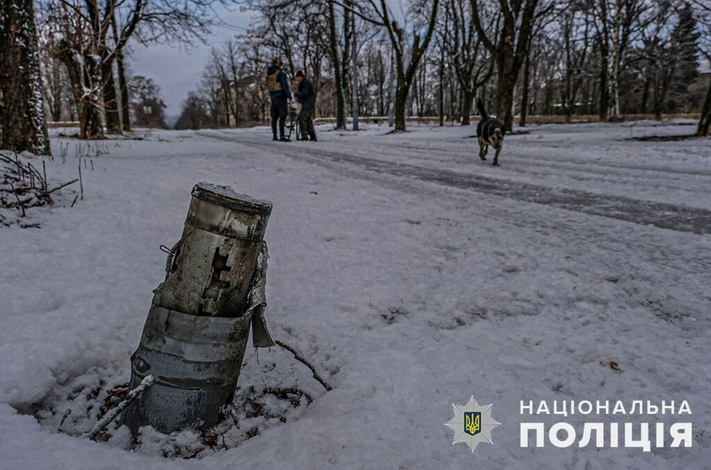 Поліція доставила майже тонну продуктових наборів жителям Красногорівки, які два роки живуть у підвалах через обстріли (відео)