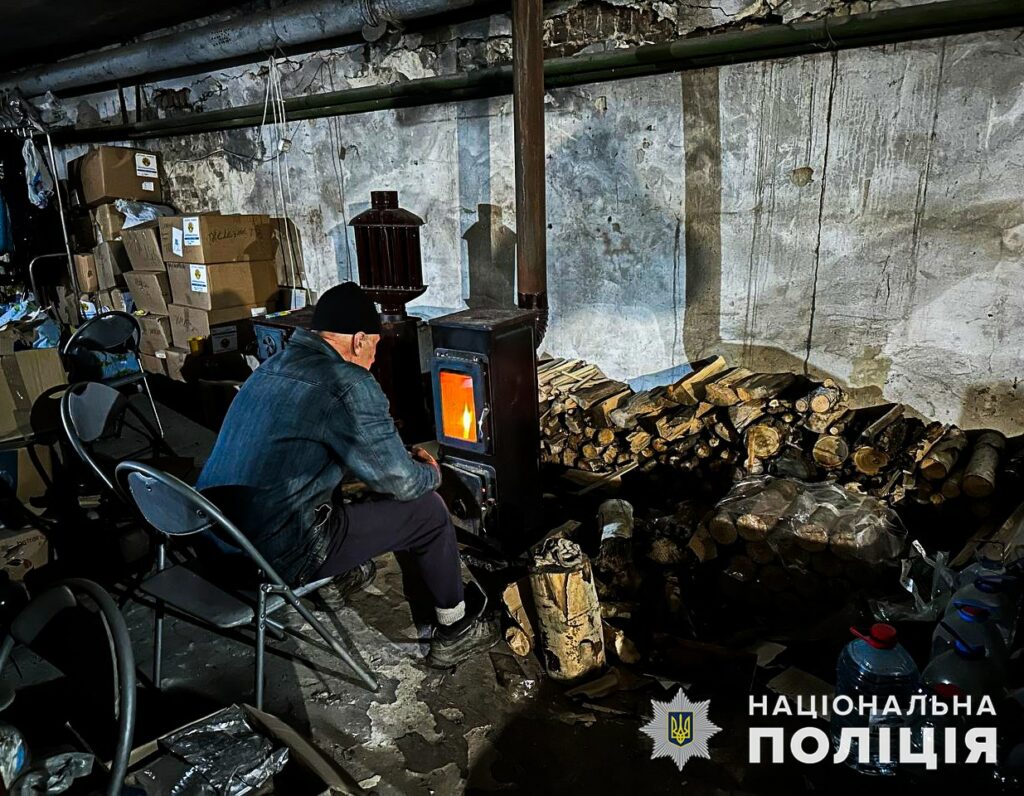 Поліція доставила майже тонну продуктових наборів жителям Красногорівки, які два роки живуть у підвалах через обстріли (відео)