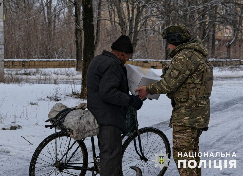 Поліція доставила майже тонну продуктових наборів жителям Красногорівки, які два роки живуть у підвалах через обстріли (відео)