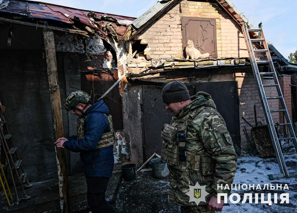 Поліція доставила майже тонну продуктових наборів жителям Красногорівки, які два роки живуть у підвалах через обстріли (відео)