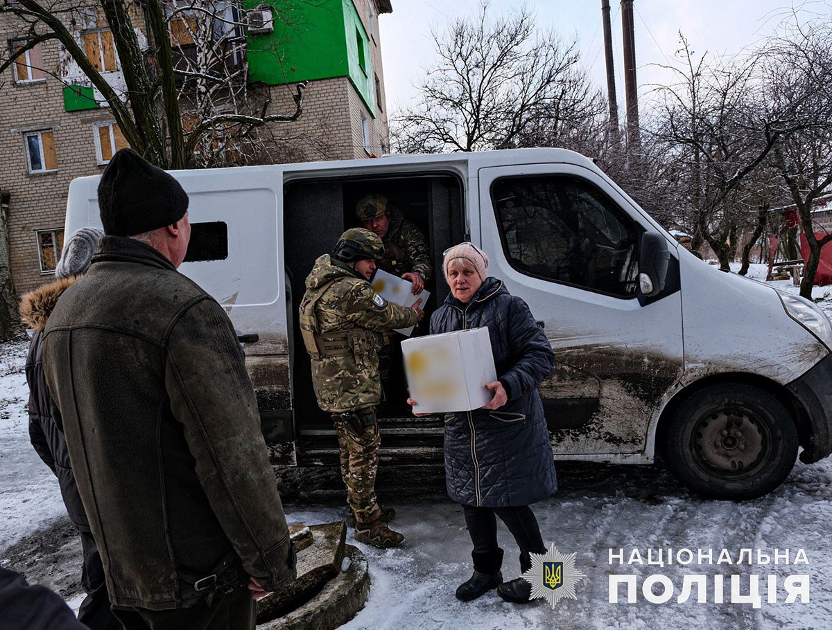 Поліція доставила майже тонну продуктових наборів жителям Красногорівки, які два роки живуть у підвалах через обстріли (відео)