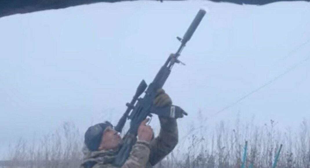В Донецкой области пограничники сбили два вражеских дрона с боеприпасами (видео)