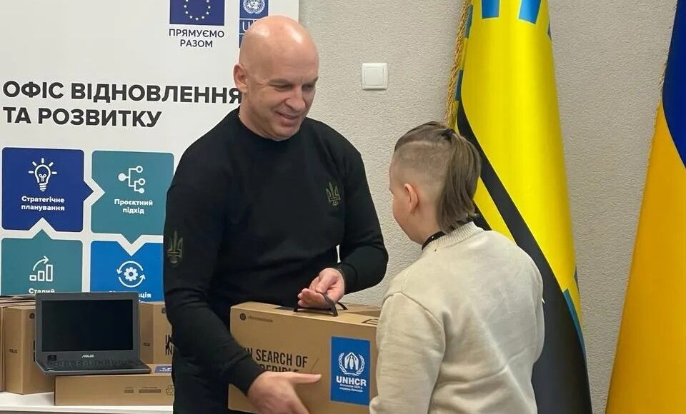 Глава офиса УВКБ ООН передал главам МВА в Донецкой области сертификаты на ноутбуки