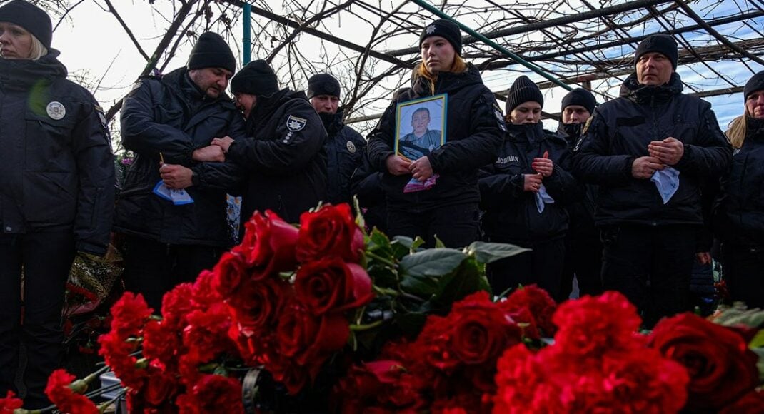 На Донеччині попрощалися з трьома загиблими поліцейськими з Лимана і Краматорська (відео)