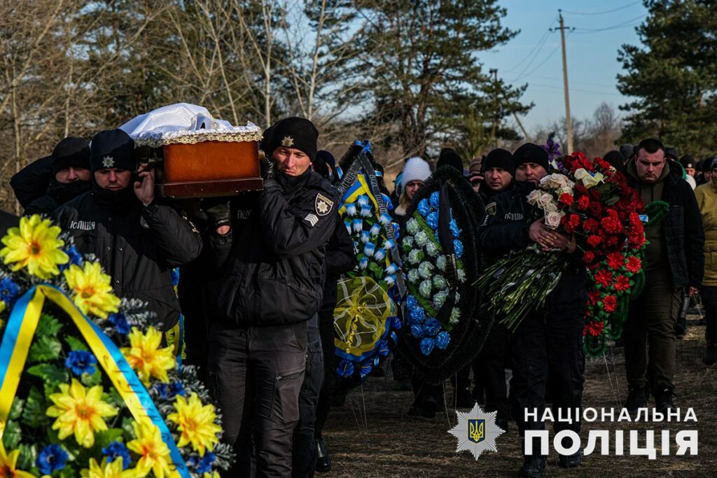 На Донеччині попрощалися з загиблими поліцейськими з Лимана і Краматорська (відео)