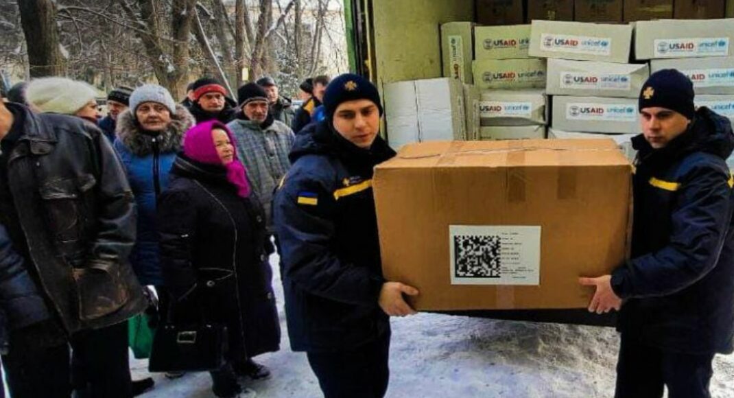 Луганські надзвичайники доправили мешканцям с. Борова на Харківщині три тонни гуманітарної допомоги