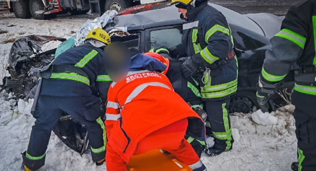 В Краматорском районе на месте ДТП спасатели деблокировали двух людей из искореженных автомобилей (фото)