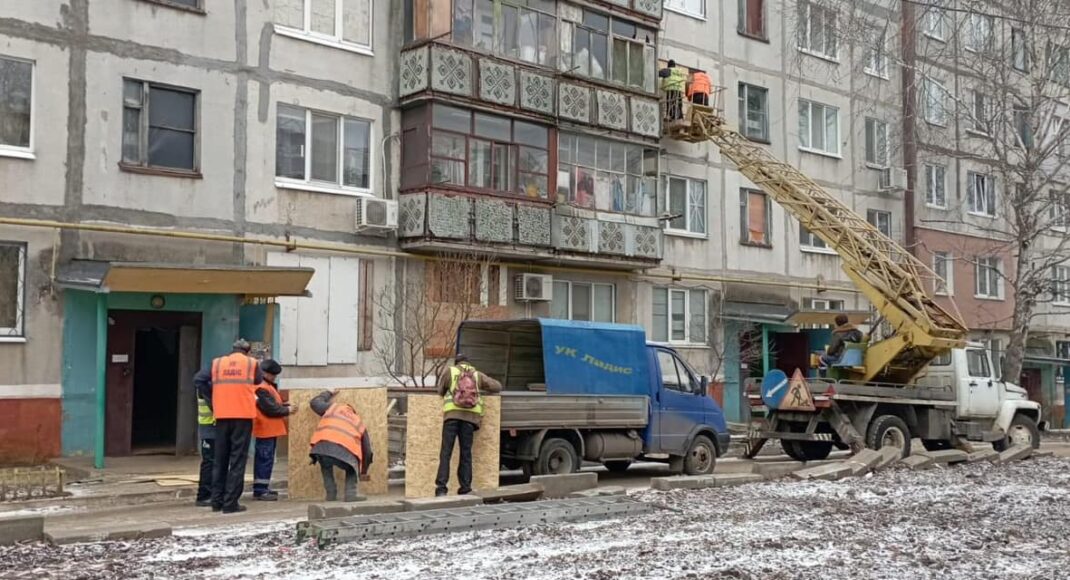 В Краматорске ликвидируют последствия российского ракетного удара (фото)