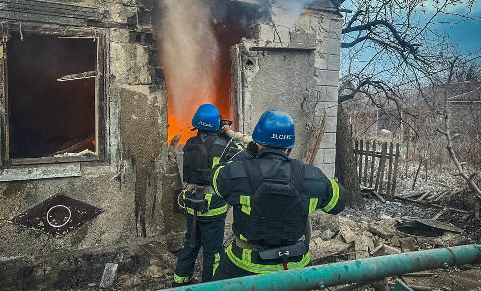 В Курахово спасатели ликвидировали пожары, которые возникли из-за вражеских обстрелов (видео)