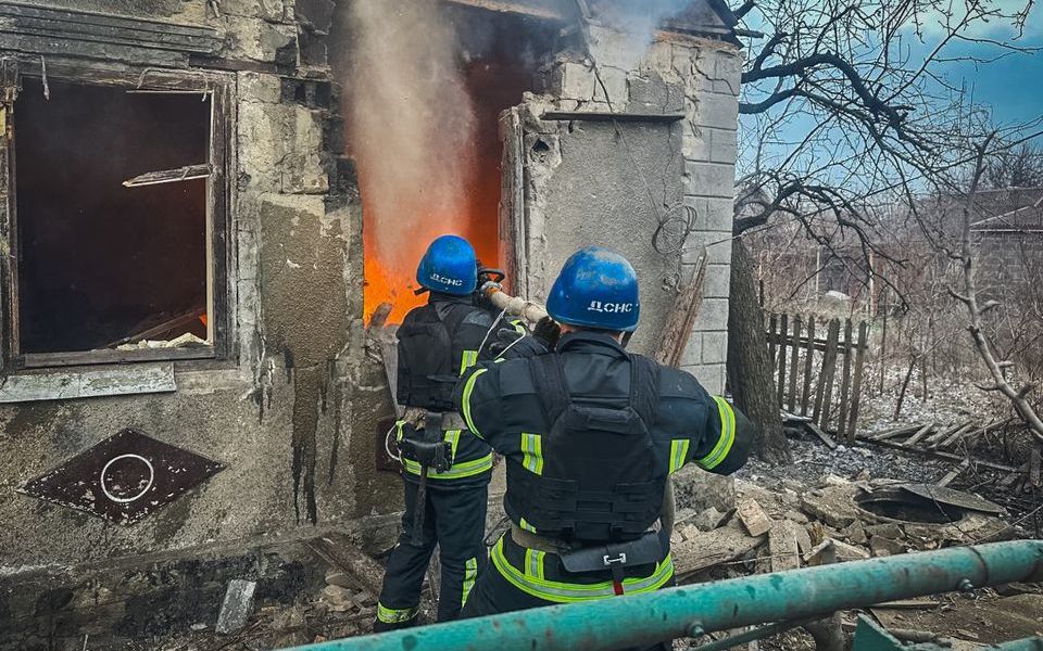 У Кураховому рятувальники ліквідували пожежі, які виникли через ворожі обстріли (відео)