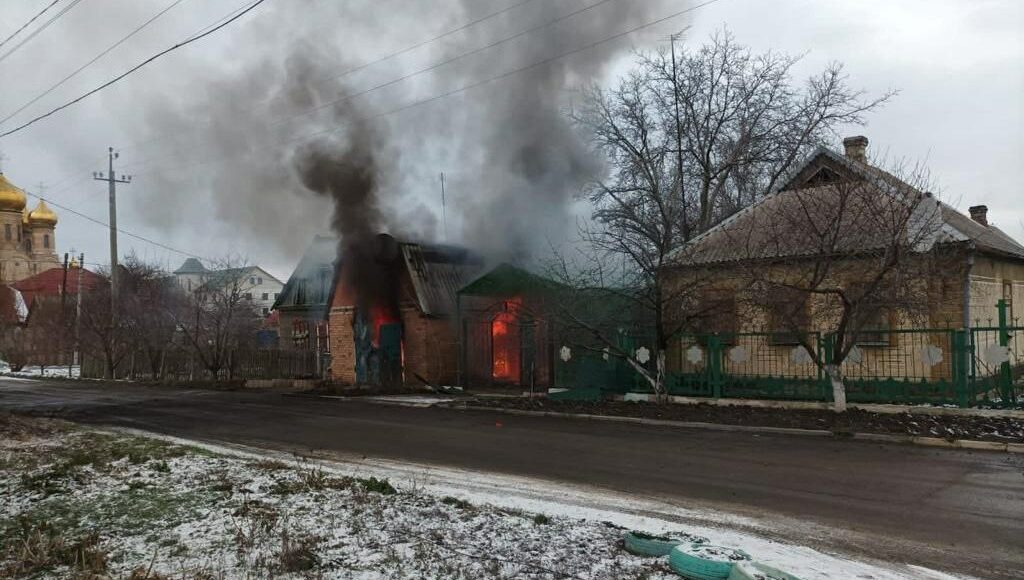 В результате вражеского обстрела Курахово 1 человек погиб и 1 — ранен