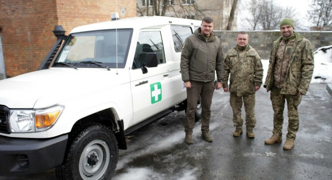 Глава Луганской ОВА передал медицинский автомобиль защитникам Украины (фото)