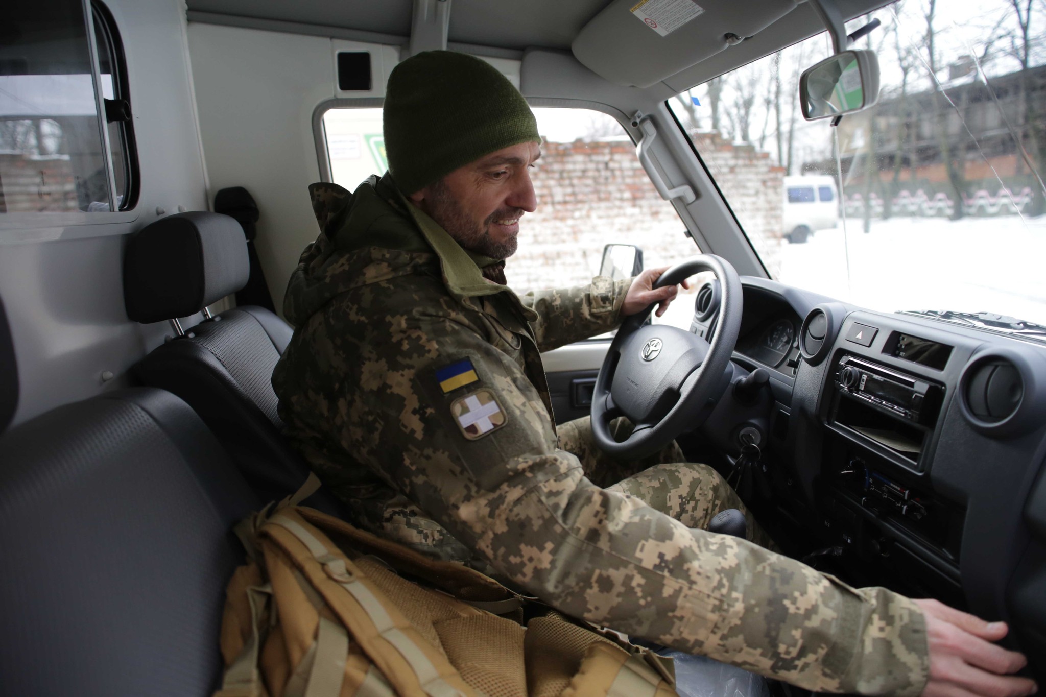 Голова Луганської ОВА передав медичний автомобіль захисникам України (фото)