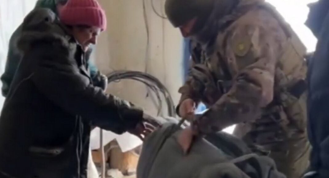Полицейские доставили помощь в деоккупированные села Луганщины (видео)