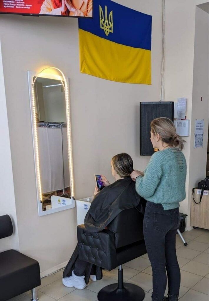 На Київщині благодійники облаштували місце роботи безкоштовного перукаря для ВПО Луганщини