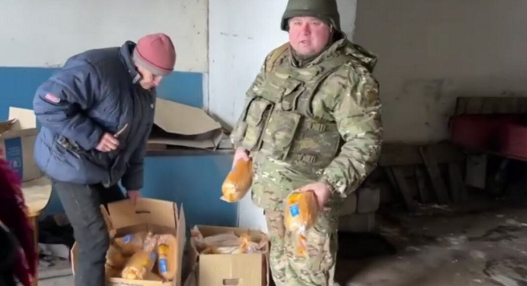 Хлеб и продовольственные наборы доставили полицейские жителям деоккупированных территорий Луганщины (видео)