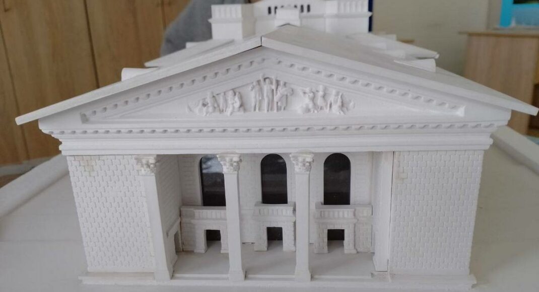 У Рівному зробили модель Драмтеатру Маріуполя (фото)