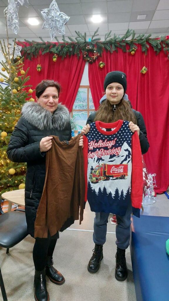 Переселенцям з Маріуполя у Вінниці та Кропивницькому за підтримки ООН видають зимовий одяг (фото)