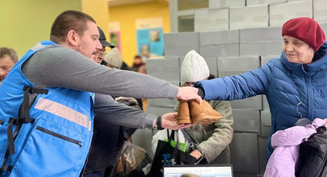 Переселенцям з Маріуполя у Вінниці та Кропивницькому за підтримки ООН видають зимовий одяг (фото)