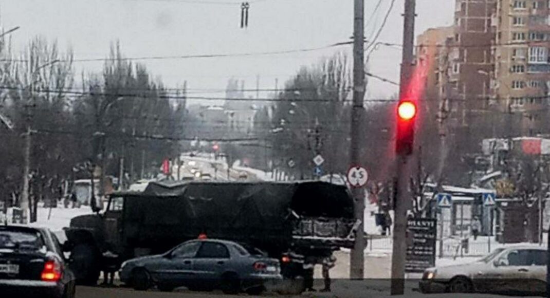 В оккупированном Мариуполе военный грузовик захватчиков переехал гражданскую машину (фото)