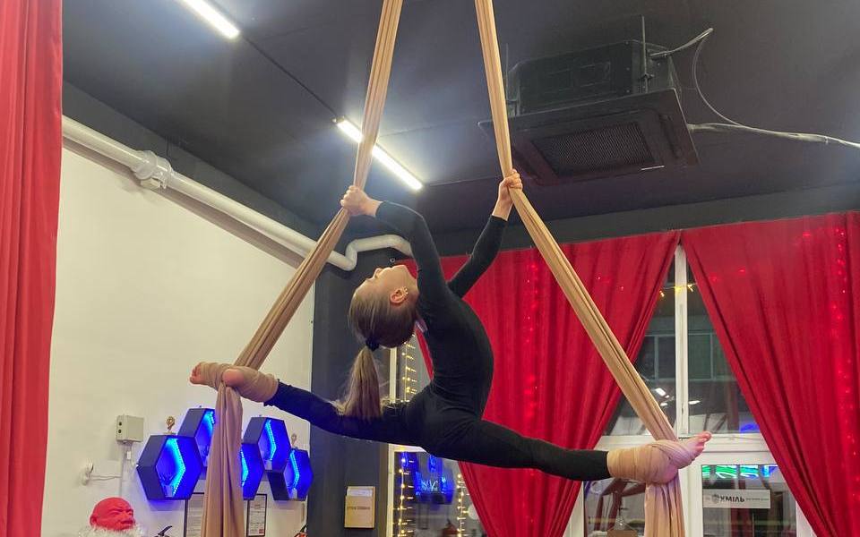 Маріупольська шестирічна гімнастка на Київщині чекає на батька з полону