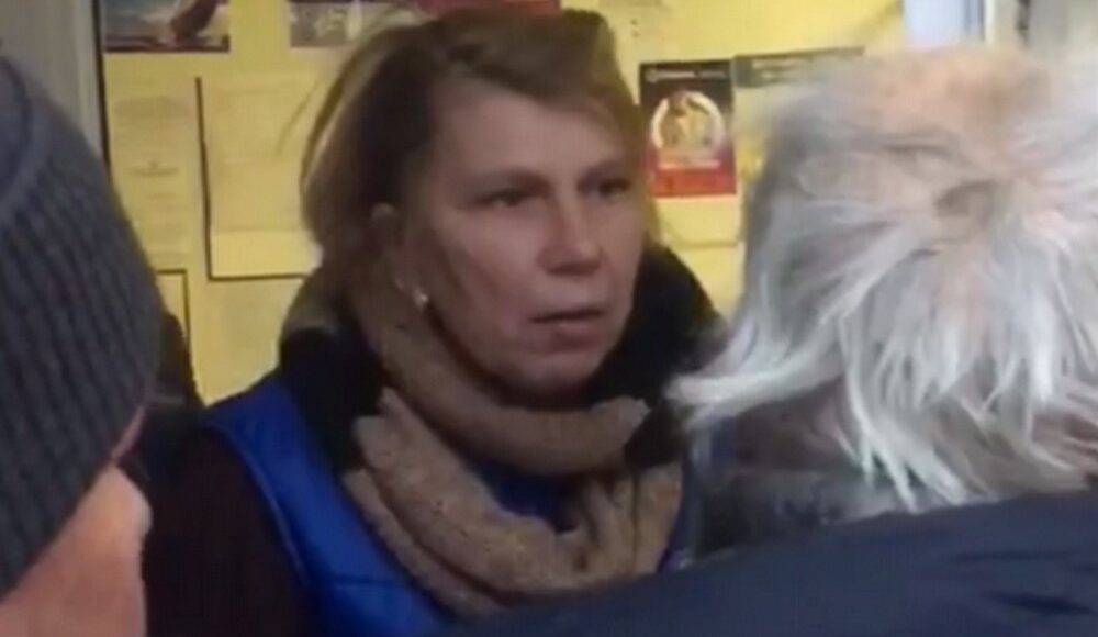 В оккупированном Мариуполе почтальонка нападает на пенсионеров, — горсовет (видео)