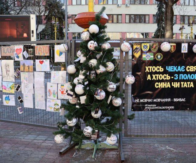 Друге Різдво без свята: в Івано-Франківську пройшла виставка малюнків дітей оборонців Маріуполя