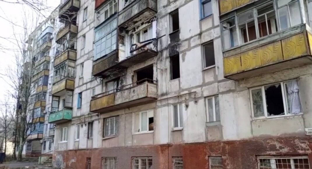 В оккупированном Мариуполе россияне создали свалку от строительного мусора под окнами горожан