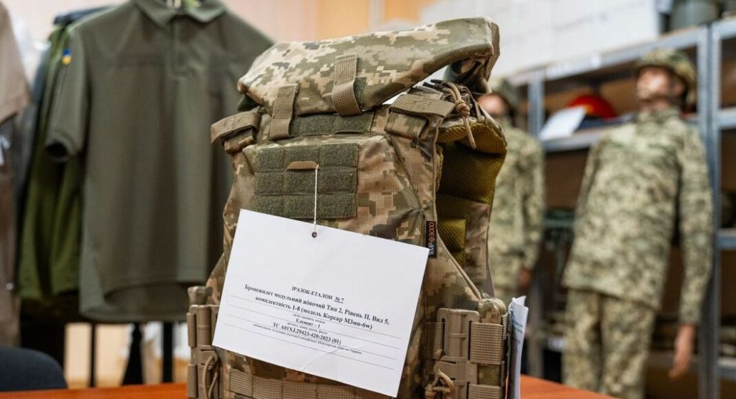 Міноборони затвердило другий зразок жіночого бронежилету для військовослужбовиць: фото