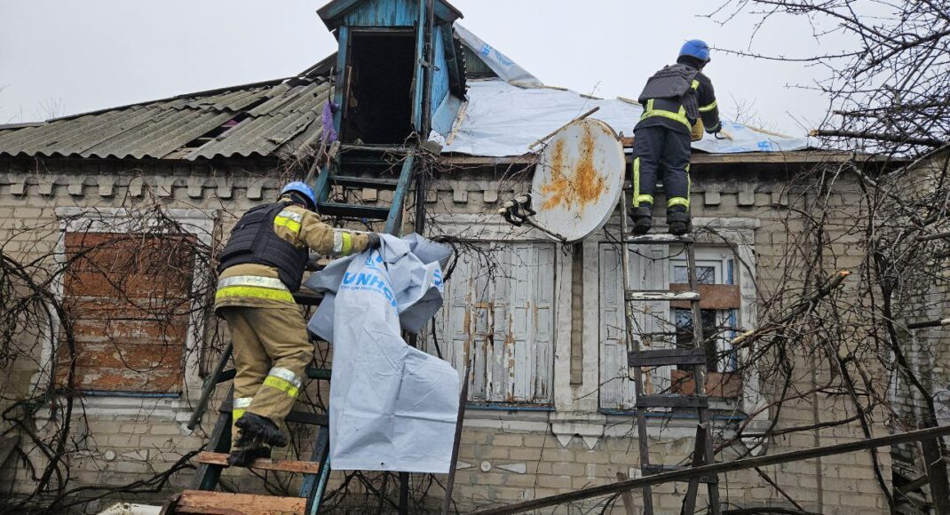 Рятувальники ДСНС проводять у Новогродівці відновлювальні роботи у житлових будинках після російських обстрілів