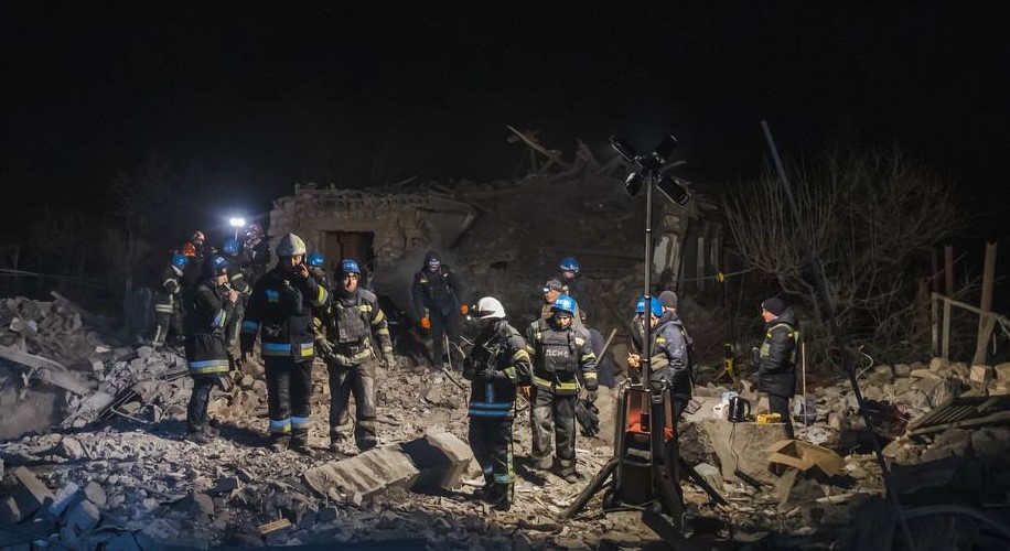 В Покровске из-под завалов изъяли тело женщины, еще одного человека спасли