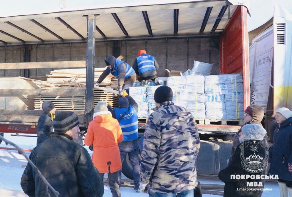 "Янголи Спасіння" привезли будматеріали від ООН постраждалим від обстрілу у Покровську (фото)