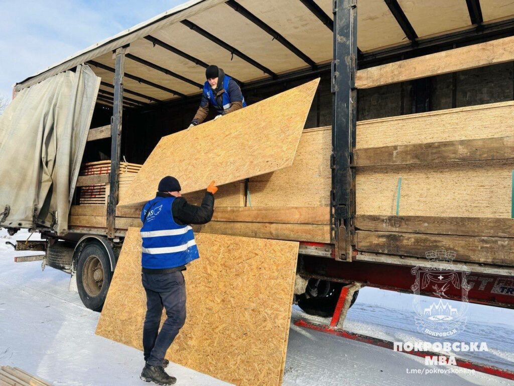 "Янголи Спасіння" допомагають відновити пошкоджені будинки у Покровську