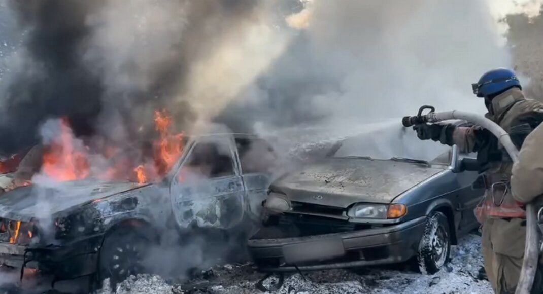 У Покровській МВА рятувальники ліквідували загоряння автомобілів, яке виникло внаслідок ворожого обстрілу (відео)