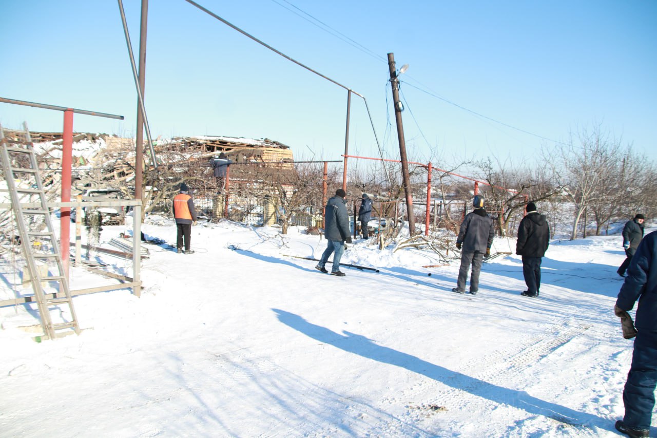 В Мирноградской громаде Донецкой области продолжается восстановление домов  после обстрела 6 января. Читайте на UKR.NET