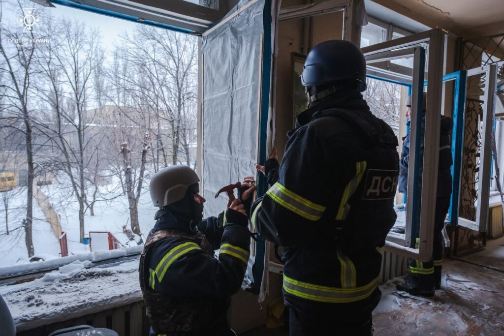 У Селидове рятувальники допомагають з закриттям вікон у політехнічному коледжі, пошкоджених внаслідок ворожого обстрілу (фото)