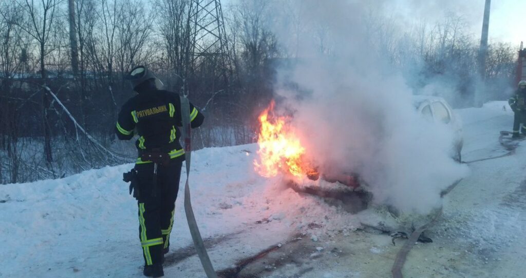 У Слов’янську рятувальники ліквідували загоряння легкового автомобіля, якого охопило полум'ям на ходу (фото)