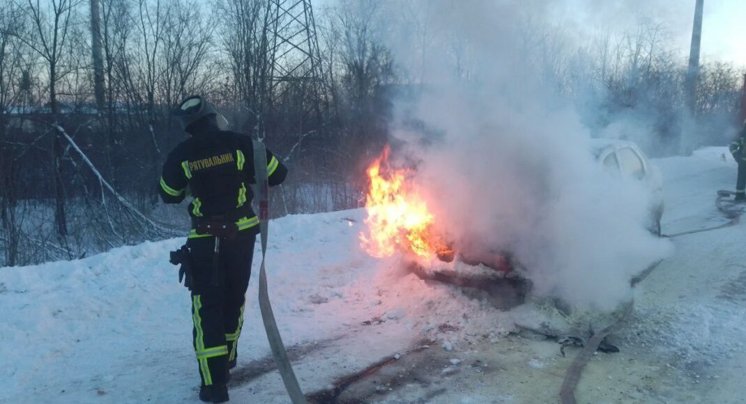 В Славянске спасатели ликвидировали возгорание легкового автомобиля, который охватило пламенем на ходу (фото)