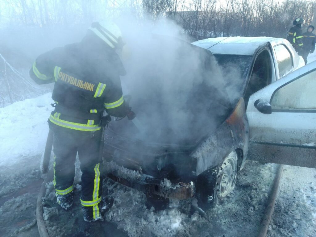 У Слов’янську рятувальники ліквідували загоряння легкового автомобіля, якого охопило полум'ям на ходу (фото)